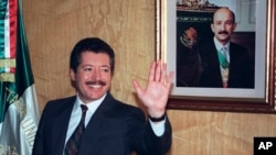 ARCHIVO - Luis Donaldo Colosio, saluda a los periodistas después de ser nombrado candidato presidencial del gobernante Partido Revolucionario Institucional, 28 de noviembre de 1993, En la ciudad de México.