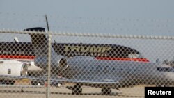 El avión del expresidente de los Estados Unidos, Donald Trump, estacionado en el Aeropuerto Internacional de Palm Beach, luego de su acusación por parte de un gran jurado de Manhattan luego de una investigación sobre el dinero pagado para silenciar a la estrella porno Stormy Daniels, en West Palm Beach, Florida, EEUU, el 3 de abril. , 2023. REUTERS/Marco Bello