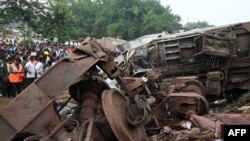 Los equipos de rescate y los espectadores se reúnen junto a los restos de una colisión de tres trenes cerca de Balasore, a unos 200 kilómetros de la capital del estado, Bhubaneswar, en el estado oriental de Odisha, el 3 de junio de 2023.