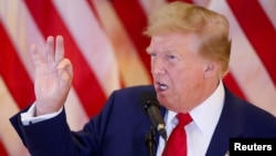 Donald Trump habla durante una conferencia de prensa, el día después de un veredicto de culpabilidad en su juicio penal por cargos de falsificación de registros comerciales para ocultar dinero pagado por silencio, en la Torre Trump en Nueva York, el 31 de mayo de 2024. 