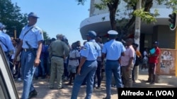 Contigente policial em Maputo durante manifestação contra resultados das eleições autárquicas, Moçambique. 27 outubro 2023