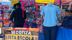Este año la mayoría de los clientes está comprando los útiles por partes. [Foto: Fabiana Rondón, VOA]