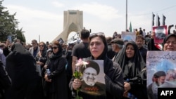 Para pelayat mendatangan acara pemakaman Presiden Iran Ebrahim Raisi di alun-alun Azadi di Teheran, Iran, pada 22 Mei 2024. (Foto: AFP)