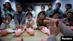 上海Yipeitong培訓中心正在培訓婦女成為有照顧新生兒技能的保姆月嫂。（2023年3月2日）