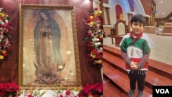 Muchos niños llevan el "ayate" de Juan Diego como símbolo de devoción a la Virgen de Guadalupe transmitido por sus padres. Celebración en Manassas, Virginia en la iglesia de Todos los Santos el 12 de diciembre de 2022.