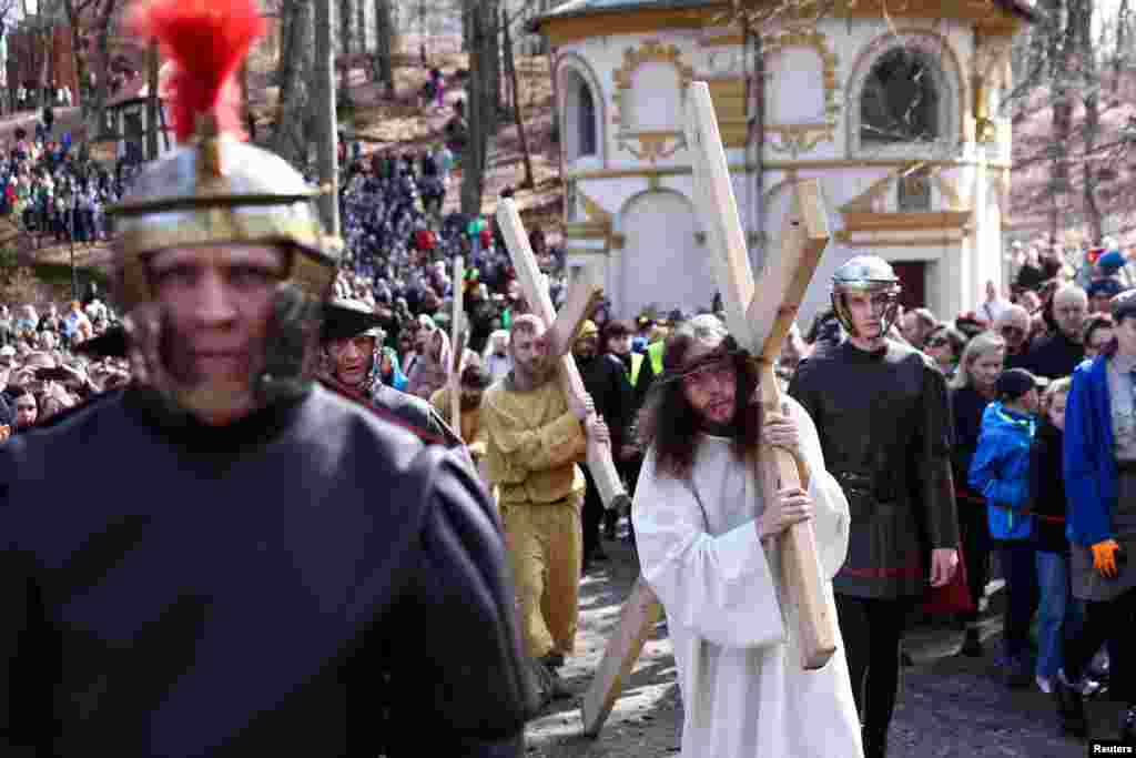 Devotos católicos polacos recrean el "Vía Crucis" el Viernes Santo como parte de las celebraciones de la Semana Santa en Kalwaria Wejherowska en Wejherowo, Polonia.