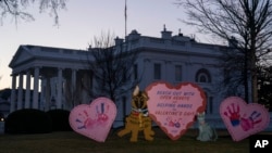 Las decoraciones del Día de San Valentín adornan el jardín de la Casa Blanca, el 14 de febrero de 2023, en Washington.
