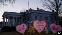 Ukrasi za Valentinovo na travnjaku Bele kuće, 14. februara 2023, u Vašingtonu.