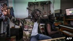 Le chanteur Adamou Yacouba, alias Black Mailer, lors d'un enregistrement en soutien à l'armée nigérienne.