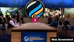 Demokratiya sammmitining bir qismi Gaagada o'tdi. Unda AQSh Global Media Agentligining rahbari Amanda Bennett ham ishtirok etdi. "Amerika Ovozi" va "Ozodlik" teleradiolari shu agentlik nazorati ostida. 30-mart, 2023. 