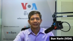 លោក យង់ គិមអេង ប្រធាន​មជ្ឈមណ្ឌល​ប្រជាពលរដ្ឋ​ដើម្បីអភិវឌ្ឍ​និង​សន្តិភាព ផ្តល់​បទ​សម្ភាសន៍​ដល់​វីអូអេ នៅ​រាជធានី​ភ្នំពេញ។ (ស៊ុន ណារិន/វីអូអេ)