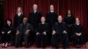 Sudije Vrhovnog suda SAD, donji red, s lijeva, Sonia Sotomayor, Clarence Thomas, glavni sudija John Roberts, Samuel Alito i Elena Kagan. Gornji red, slijeva, Amy Coney Barrett, Neil Gorsuch, Brett Kavanaugh i Ketanji Brown Jackson, 7. oktobar 2022.