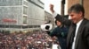 Zoran Đinđić pozdravlja pristalice koalicije Zajedno u Nišu, 8. januara 1997. (Reuters)
