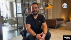 Tulio Zuloaga, el colombiano que ha revolucionado el sector gastronómico, gracias a sus canales de comunicación de 'Tulio Recomienda'. [Foto: Karen Sánchez, VOA]