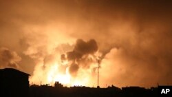 2023年10月27日，以色列空襲加沙走廊北部造成的爆炸。（美聯社照片）