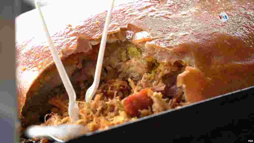 Durante tres días en Bogotá se reúnen familias y expertos en la preparación de este plato y organizan una feria gastronómica a la que acuden locales y visitantes de otras regiones del país.