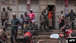 Goma compterait plus d'un million d'habitants et près d'un million de déplacés de guerre, entassés dans des camps insalubres aux sorties de la ville, devenues lignes de front. 