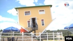 La casa al revés se ha convertido en un paso obligado para propios y extranjeros, suele dar una sensación de vértigo que se supera unos segundos después de iniciar esta aventura. [Foto: Johan Reyes, VOA].