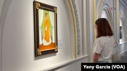 El Autorretrato dedicado a León Trotsky, expuesto en el Museo Nacional de Mujeres en las Artes, es la única pintura de Frida Kahlo exhibida públicamente en Washington y una de las piezas centrales de la institución.