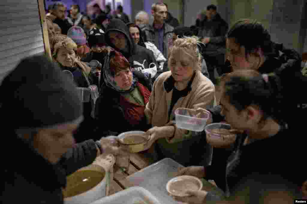 24 de marzo de 2022: Las estaciones del metro se convirtieron en refugio para muchos ciudadanos. En el norte de Járkov, voluntarios entregaron alimentos a quienes tuvieron que desplazarse por los ataques. 