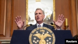 El presidente republicano de la Cámara de Representantes de EEUU, Kevin McCarthy, habla después de la aprobación de un proyecto para impedir el cierre del gobierno en Washington, DC, el 30 de septiembre de 2023.