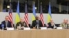 Dari kiri: Sekjen NATO Jens Stoltenberg, Jenderal AS Mark Milley, Menteri Pertahanan AS Lloyd Austin, Menteri Pertahanan Ukraina Oleksii Reznikov dan pejabat militer Ukraina Letjen Yevhen Moisiuk melakukan pertemuan di Brussel, Belgia, Selasa 14 Februari 2023.