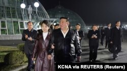 北韓領導人金正恩和女兒金珠愛視察北韓的溫室建設。 (2024年3月16日)