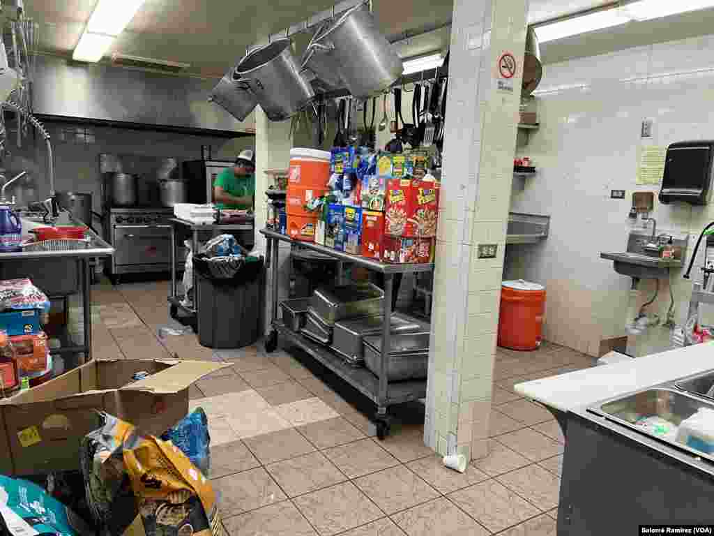 En el albergue, mientras duren las donaciones, ofrecen almuerzo y cena a los migrantes de manera gratuita, en El Paso, Texas, el 10 de mayo de 2023. 