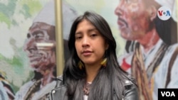 La periodista Vanessa Teteye, de 26 años, ha viajado a diferentes lugares para investigar y contar historias de las comunidades indígenas. [Foto: Karen Sánchez, VOA]