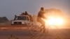 Depuis 2015, le Burkina est pris dans une spirale de violences perpétrées par des groupes jihadistes liés à l'État islamique et à Al-Qaïda.