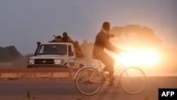 Au lendemain de cette attaque, un couvre-feu a été instauré dans toute la région du Nord du Burkina Faso, régulièrement visée par les jihadistes.