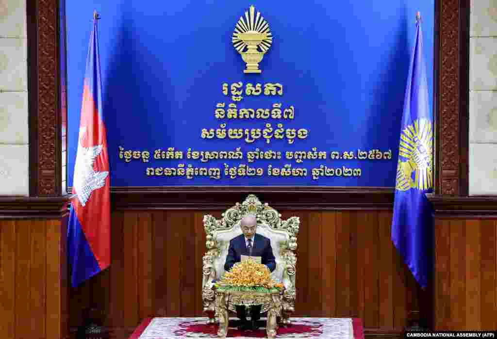 ព្រះមហាក្សត្រកម្ពុជា ព្រះបាទសម្តេចព្រះបរមនាថ នរោត្តម សីហមុនី យាងបើកសម័យប្រជុំរដ្ឋសភានីតិកាលទី៧ជាលើកដំបូង កាលពីថ្ងៃទី២១ ខែសីហា ឆ្នាំ២០២៣ នៅរាជធានីភ្នំពេញ បន្ទាប់ពីការបោះឆ្នោតថ្នាក់ជាតិកាលពីខែកក្កដា។ 