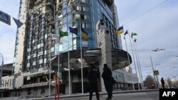 Policías se encuentran afuera del hotel Járkov Palace, que fue dañado la noche anterior por un ataque con misiles rusos, en Járkov, el 31 de diciembre de 2023, en medio de la invasión rusa de Ucrania.