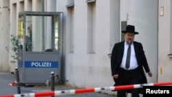 Član jevrejske zajednice prolazi pored sinagoge u Berlinu nakon što su na ovaj objekat bačeni Molotovljevi kokteli (Foto: REUTERS/Fabrizio Bensch)
