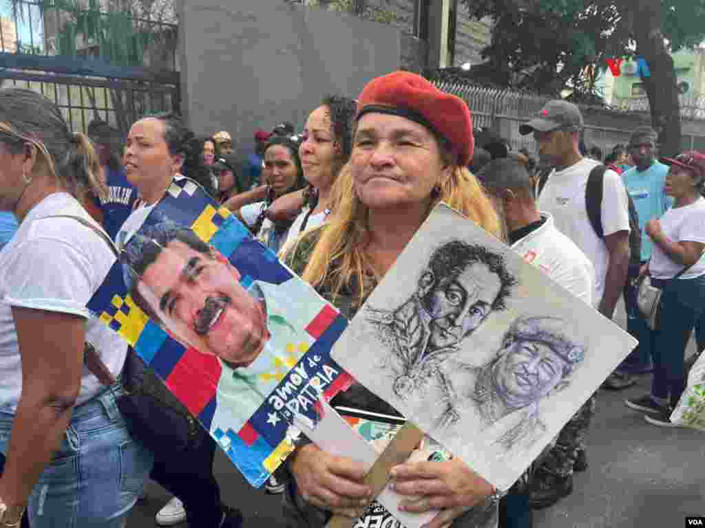 Una simpatizante del presidente Nicolás Maduro muestra pancartas en apoyo al oficialismo. 