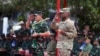 Panglima TNI Yudo Margono (kiri) bersama dengan Commanding General I Corps US Army Lt. Gen. Xavier T. Brunson melakukan pemeriksaan pasukan dalam pembukaan Super Garuda Shield 2023 di Baluran, Jawa Timur, pada 31 Agustus 2023. (Foto: VOA/Indra Yoga)