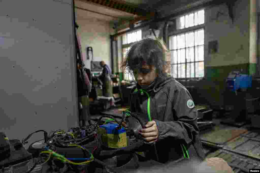 Yesenia Mamonov, de 10 años, prueba motores eléctricos para una camilla teledirigida en el taller de su padre, Dmytro Mamonov, el 31 de mayo de 2024. REUTERS/Thomas Peter