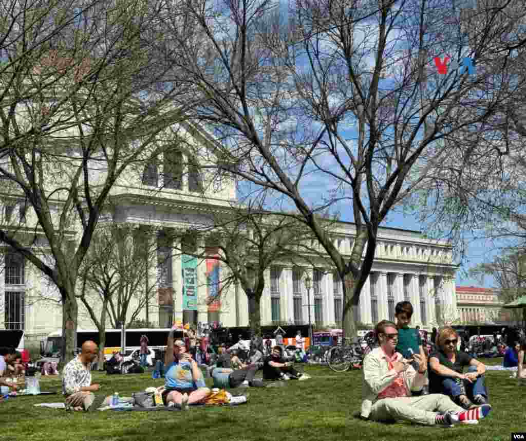 En Washington DC la Luna cubrió un 90 % al sol y la luz se volvió tenue por espacio de unos 20 minutos. 