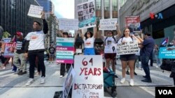 Un grupo de ciudadanos protesta contra el gobierno de Cuba en las calles de Nueva York, el 21 de septiembre de 2023.