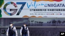 Petugas polisi berpatroli di sekitar Stasiun Niigata, menjelang pertemuan Menteri Keuangan G7 dan Gubernur Bank Sentral, di Niigata, Jepang, Rabu, 10 Mei 2023. (Foto: AP/Shuji Kajiyama)