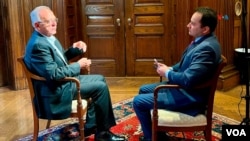 A la izquierda, el ministro de Defensa colombiano, Iván Velásquez, durante la entrevista con la Voz de América en Washington.