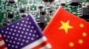 ARCHIVO - Banderas de China y Estados Unidos se muestran en una placa de circuito impreso con chips semiconductores, en esta fotografía ilustrativa tomada el 17 de febrero de 2023.
