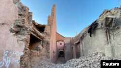 La prensa marroquí reportó que la mezquita de Koutoubia, del siglo XII y uno de los principales monumentos de Marrakech, sufrió daños, pero se desconocía su magnitud de inmediato.