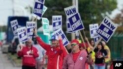 Trabajadores del sindicato automotor UAW en huelga en una planta de Ford en Wayne, Michigan, EEUU, el 15 de septiembre de 2023.