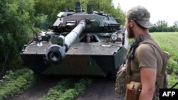 ARHIVA - Ukrajinski tenkovi i vojnici u regionu Donjecka (Foto: Anatolii Stepanov / AFP)