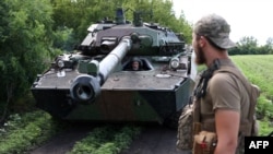 Ushtarët ukrainas duke përdorur një tank të prodhimit francez AMX-10 RC