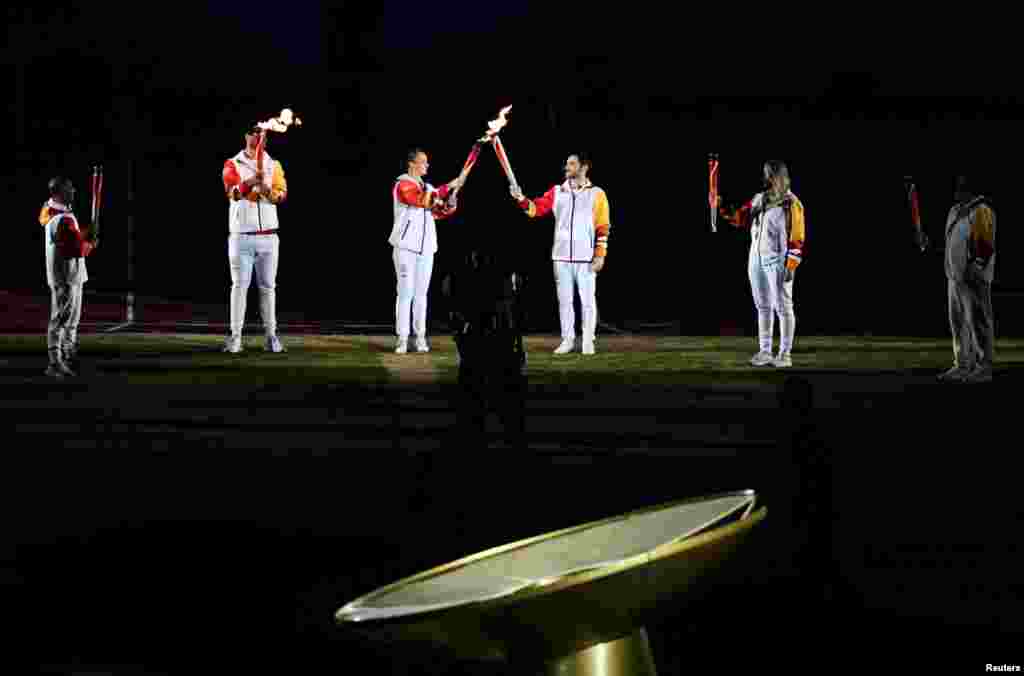 Kristel Kobrich de Chile porta la antorcha durante la Ceremonia de Apertura. La llama Panamericana entró en un estadio silencioso y oscuro a través de un monumento en honor a los asesinados durante el reinado de terror de Augusto Pinochet.