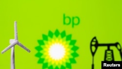 En esta ilustración se ven un molino de viento impreso en 3D y un gato de bomba de aceite frente al logotipo de BP (British Petroleum), 11 de agosto de 2021.