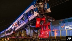Polisi dan petugas pemadam kebakaran memeriksa dua kereta yang bertabrakan di San Bernardo, Santiago, Chile, 20 Juni 2024.