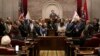 El exrepresentante Justin Pearson saluda a sus seguidores en la galería mientras pronuncia sus comentarios finales en el pleno de la Cámara cuando es expulsado de la legislatura el 6 de abril de 2023 en Nashville, Tennessee, EEUU.